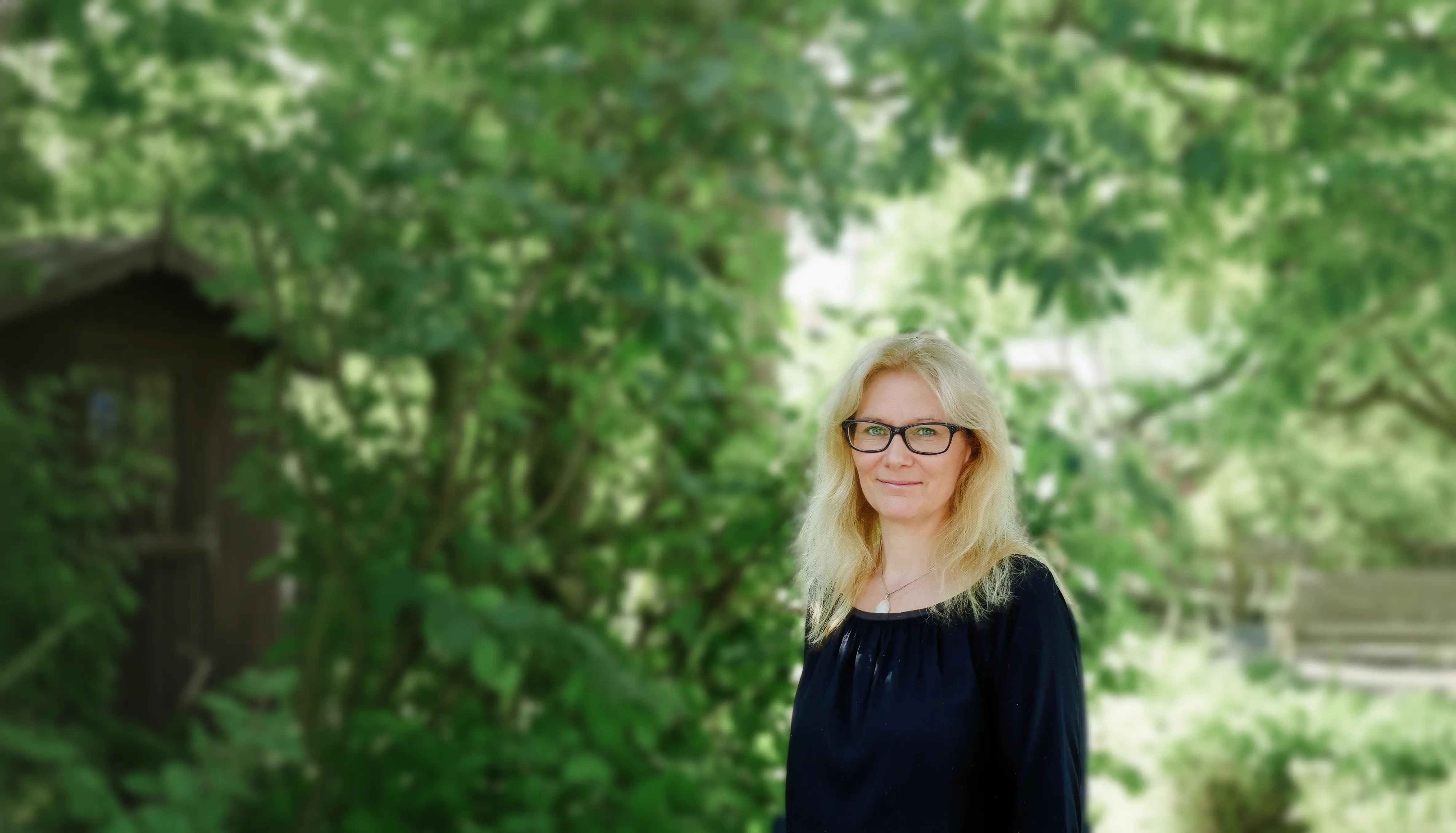 Elisabeth Stuhlfelner in ihrer Praxis für Hypnose und psychologische Beratung - Professionelle Begleitung für Ihre Seelengesundheit